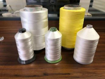 Toores valge õmblusmasina polüesterniit 5000 jardi koonused